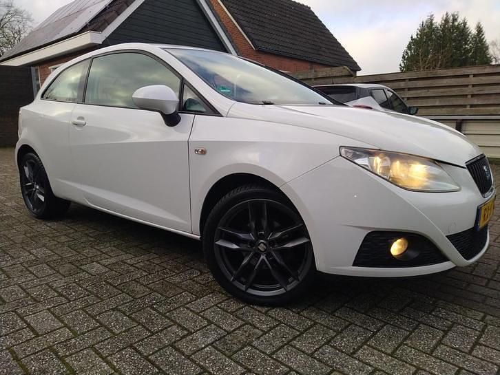 Wit Gebruikt 2009 Seat Ibiza SC Reference Hatchback | € 2.250 (Eerlijke prijs) - Afbeelding 1/4