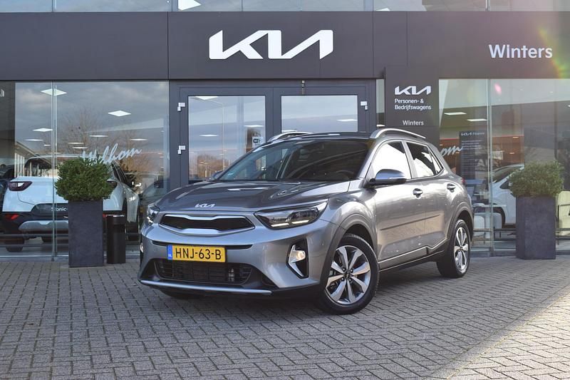 Grijs (metallic) Occasion 2025 Kia Stonic SUV | € 25.385 (Eerlijke prijs) - Afbeelding 1/4