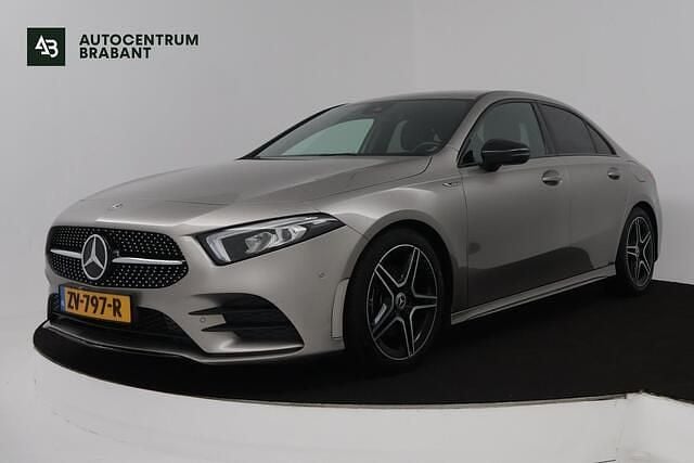 Grijs Gebruikt 2019 Mercedes A200 Business Sedan | € 22.445 (Goede deal) - Afbeelding 1/4
