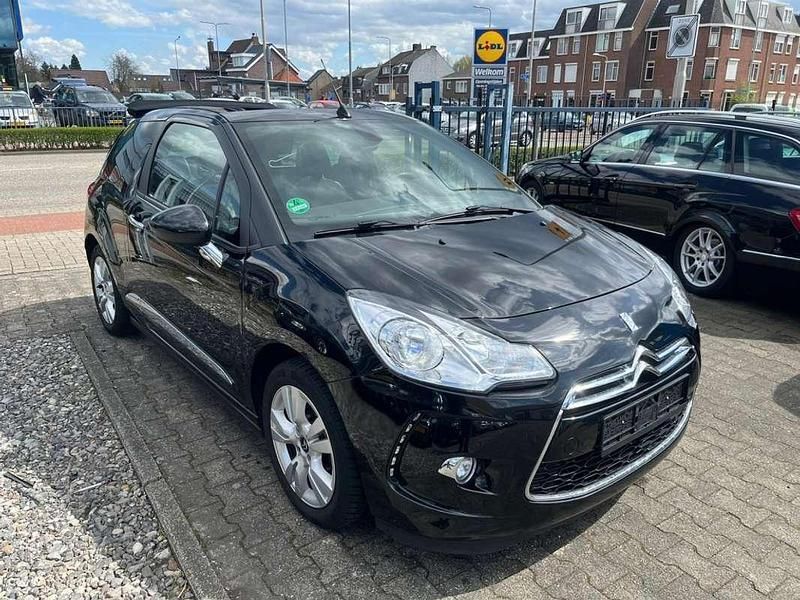 Zwart, metallic lak Gebruikt 2013 Citroën DS3 Cabriolet Cabriolet | € 8.445 (Iets duurder) - Afbeelding 1/4