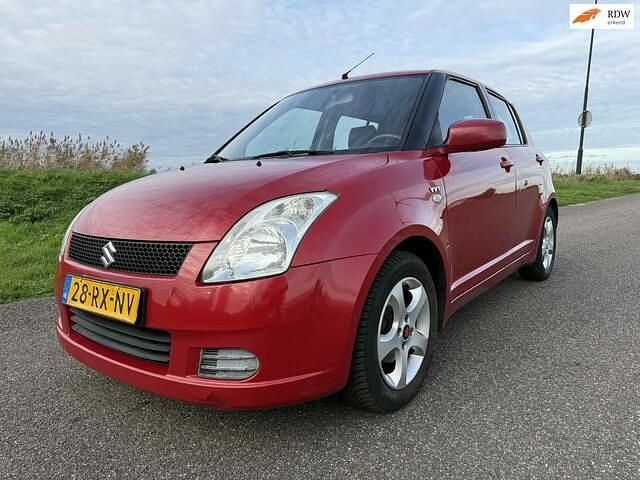 Rood Gebruikt 2005 Suzuki Swift GLS Hatchback | € 2.350 (Goede deal) - Afbeelding 1/4