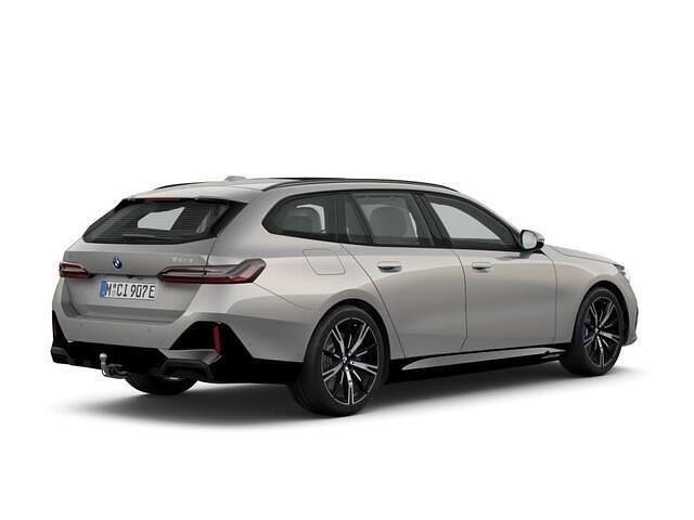 Nieuw BMW 550e M Sport 489 PK (359 kW) 2025 Grijs Stationwagen