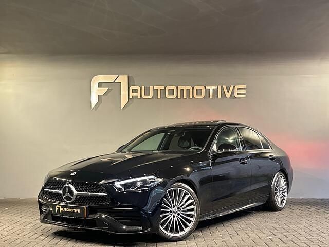 Zwart Occasion 2025 Mercedes C200 AMG Sedan | € 49.890 (Eerlijke prijs) - Afbeelding 1/3