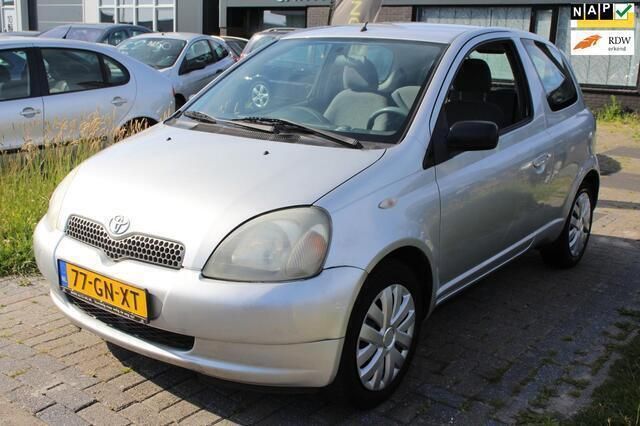 Grijs Gebruikt 2002 Toyota Yaris Luna Hatchback | € 950 (Eerlijke prijs) - Afbeelding 1/4