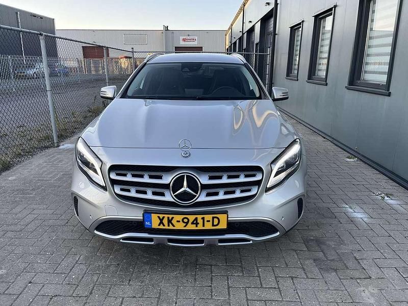 Grijs (metallic) Gebruikt 2017 Mercedes GLA200 Premium Plus SUV | € 22.900 (Eerlijke prijs) - Afbeelding 1/4