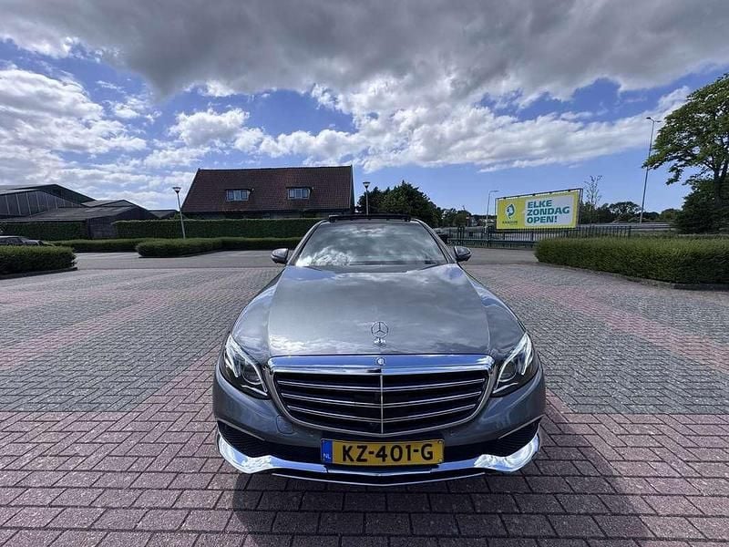 Grijs Gebruikt 2016 Mercedes E350 Edition Sedan | € 24.995 (Eerlijke prijs) - Afbeelding 1/4