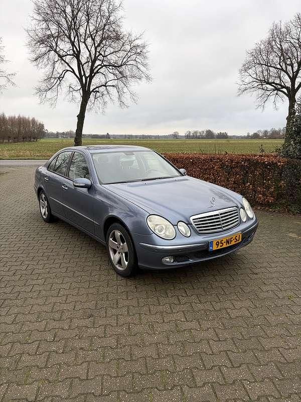 Blauw Gebruikt 2003 Mercedes E240 Sedan | € 3.750 (Iets duurder) - Afbeelding 1/4