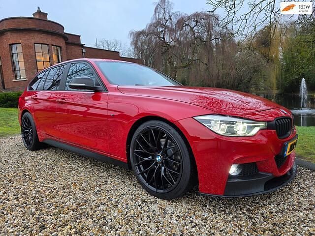 Rood Occasion 2016 BMW 320 M Sport Stationwagen | € 17.999 (Eerlijke prijs) - Afbeelding 1/4