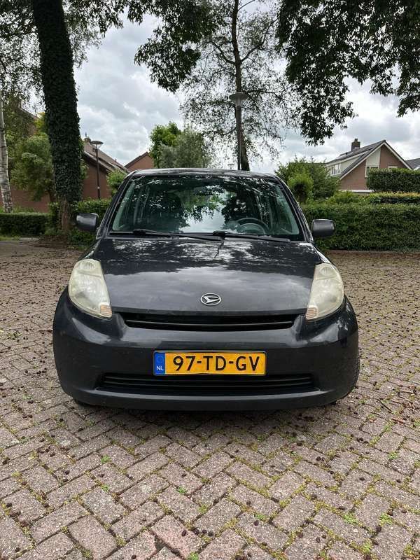 Zwart Gebruikt 2006 Daihatsu Sirion Hatchback | € 1.700 (Eerlijke prijs) - Afbeelding 1/4
