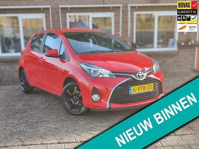 Rood Occasion 2014 Toyota Yaris Lounge Hatchback | € 8.750 (Eerlijke prijs) - Afbeelding 1/4