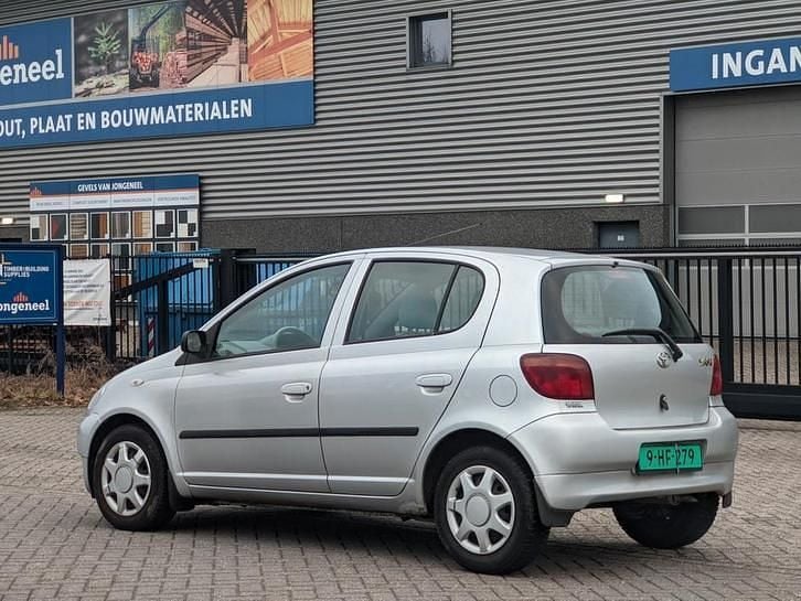 Occasion Toyota Yaris 86 PK (63 kW) 2000 Grijs Hatchback