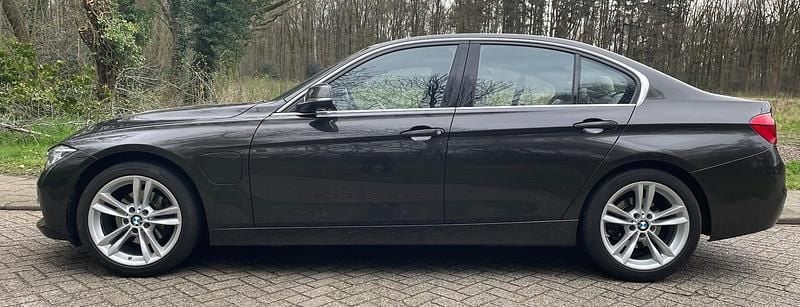 Bruin (metallic) Gebruikt 2016 BMW 330e Luxury Line Sedan | € 12.950 (Super prijs) - Afbeelding 1/4