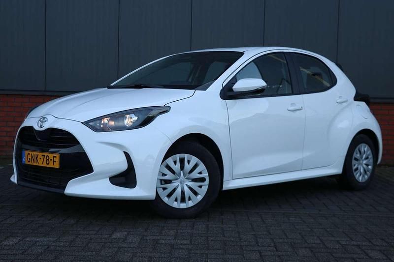 Wit Occasion 2024 Toyota Yaris Hybrid Comfort Hatchback | € 19.950 (Super prijs) - Afbeelding 1/4