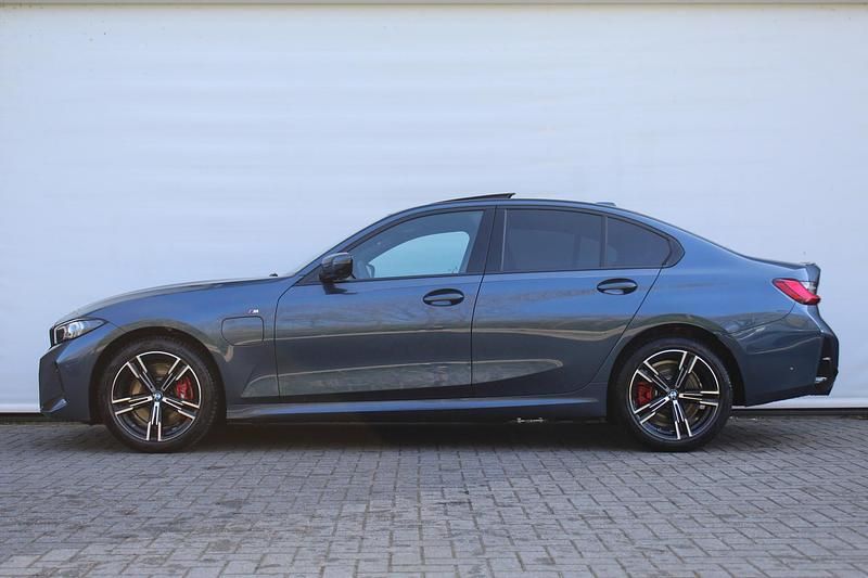 Occasion BMW 330e Executive 184 PK (135 kW) 2025 Blauw Sedan