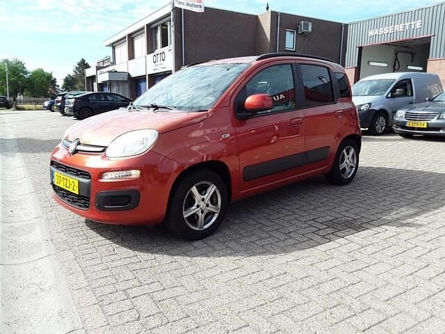 Rood Gebruikt 2012 Fiat Panda Lounge Hatchback | € 2.745 (Iets duurder) - Afbeelding 1/4