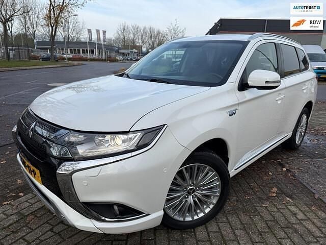 Wit Occasion 2020 Mitsubishi Outlander Intense+ SUV | € 19.740 (Goede deal) - Afbeelding 1/4