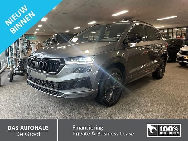 Grijs Gebruikt 2024 Skoda Karoq SportLine SUV | € 35.795 (Eerlijke prijs) - Afbeelding 1/3