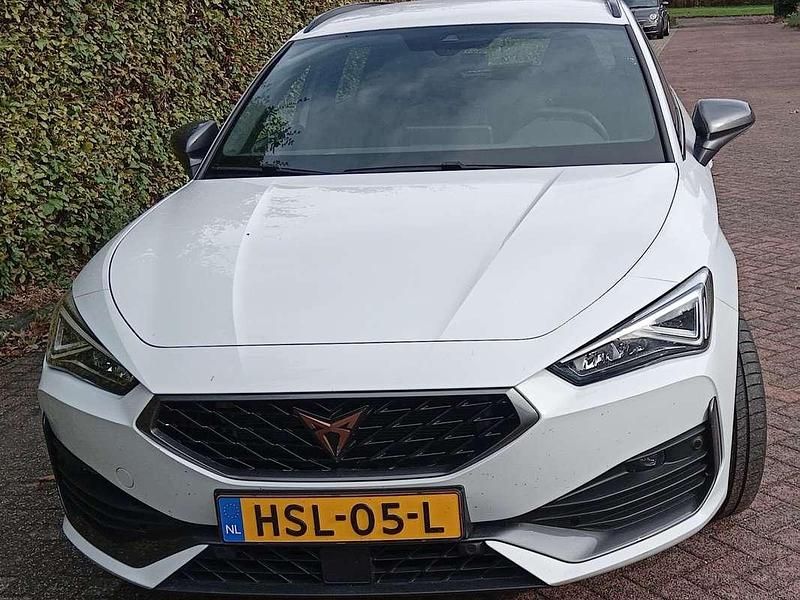 Wit Gebruikt 2024 Cupra Leon Stationwagen | € 32.000 (Eerlijke prijs) - Afbeelding 1/4