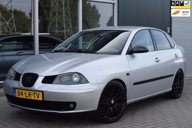 Grijs Gebruikt 2003 Seat Cordoba Sedan | € 1.499 (Eerlijke prijs) - Afbeelding 1/4
