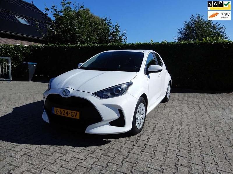 Wit Gebruikt 2024 Toyota Yaris Hybrid Comfort Hatchback | € 21.750 (Goede deal) - Afbeelding 1/4