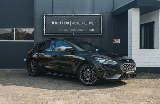 Zwart Gebruikt 2020 Ford Focus Performance Edition Hatchback | € 28.995 (Super prijs) - Afbeelding 1/4