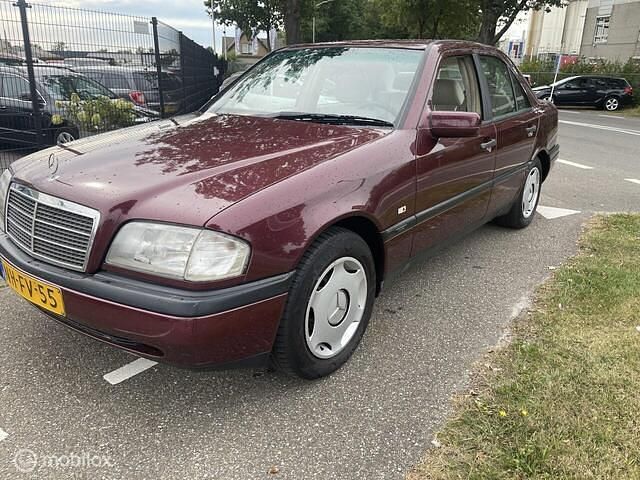 Occasion Mercedes C180 Classic 122 PK (89 kW) 1996 Rood, metallic lak Sedan