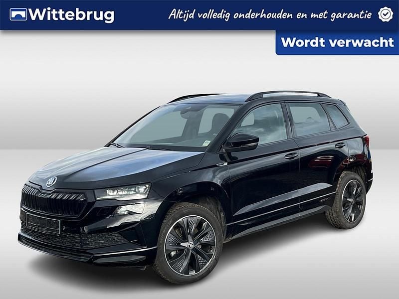 Zwart Gebruikt 2022 Skoda Karoq SportLine SUV | € 32.450 (Eerlijke prijs) - Afbeelding 1/1