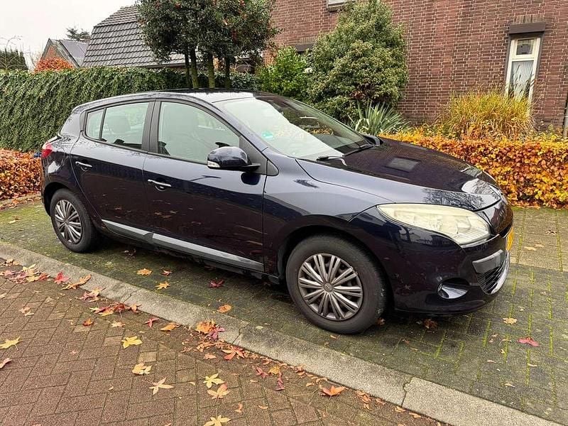 Blauw Gebruikt 2010 Renault Mégane III Expression Hatchback | € 3.850 (Eerlijke prijs) - Afbeelding 1/4