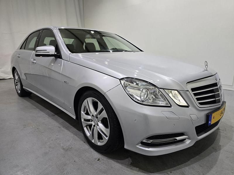 Grijs Gebruikt 2011 Mercedes E200 Avantgarde Sedan | € 5.900 (Super prijs) - Afbeelding 1/4