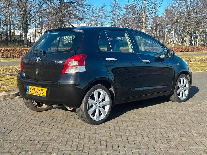Occasion Toyota Yaris Comfort 99 PK (72 kW) 2010 Zwart Hatchback