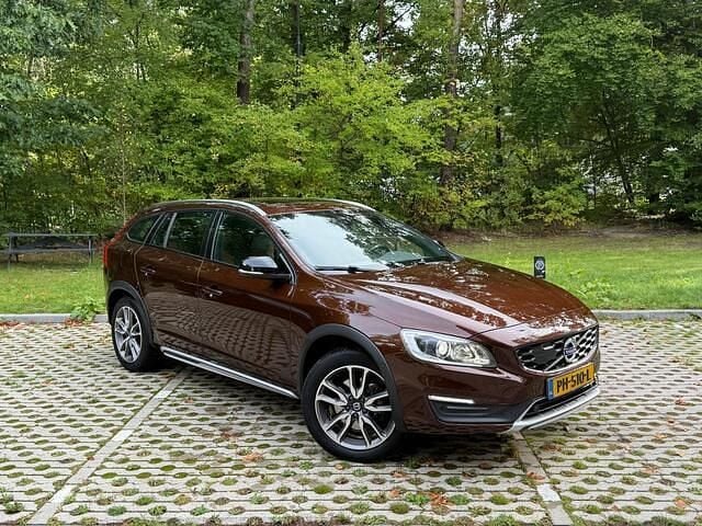 Bruin, metallic lak Gebruikt 2017 Volvo V60 CC Stationwagen | € 24.445 (Goede deal) - Afbeelding 1/4