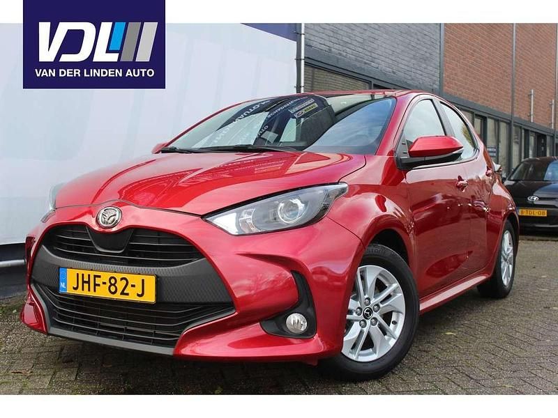 Rood Gebruikt 2023 Toyota Yaris Hybrid Hatchback | € 19.500 (Super prijs) - Afbeelding 1/4