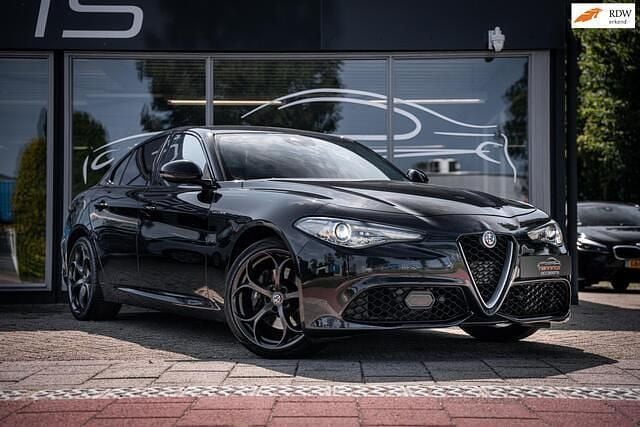 Zwart Gebruikt 2017 Alfa Romeo Giulia Veloce Sedan | € 25.950 (Goede deal) - Afbeelding 1/4