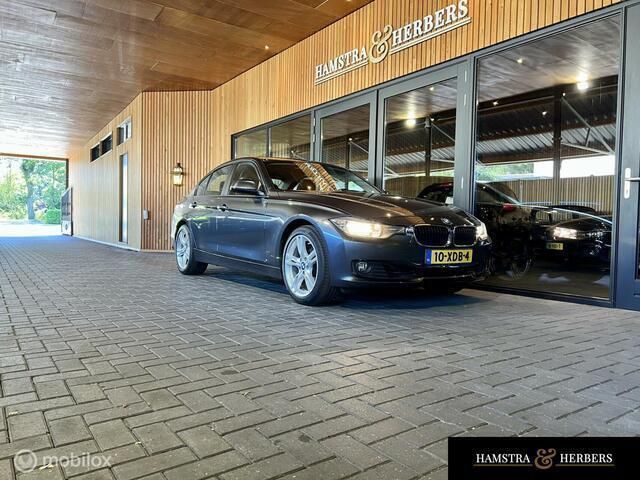 Grijs Gebruikt 2012 BMW 320 Comfort Edition Sedan | € 11.995 (Eerlijke prijs) - Afbeelding 1/4
