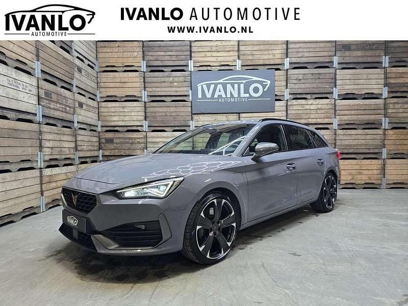 Grijs Gebruikt 2022 Cupra Leon VZ Stationwagen | € 25.930 (Eerlijke prijs) - Afbeelding 1/4