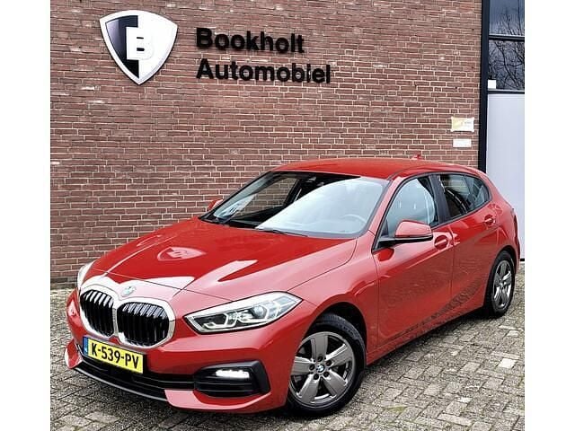 Occasion BMW 118 Executive 136 PK (100 kW) 2021 Rood (metallic) Hatchback
