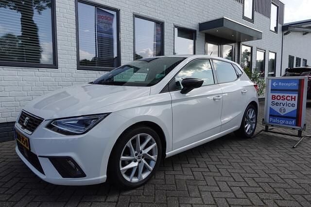 Wit Gebruikt 2022 Seat Ibiza FR Hatchback | € 17.950 (Eerlijke prijs) - Afbeelding 1/4