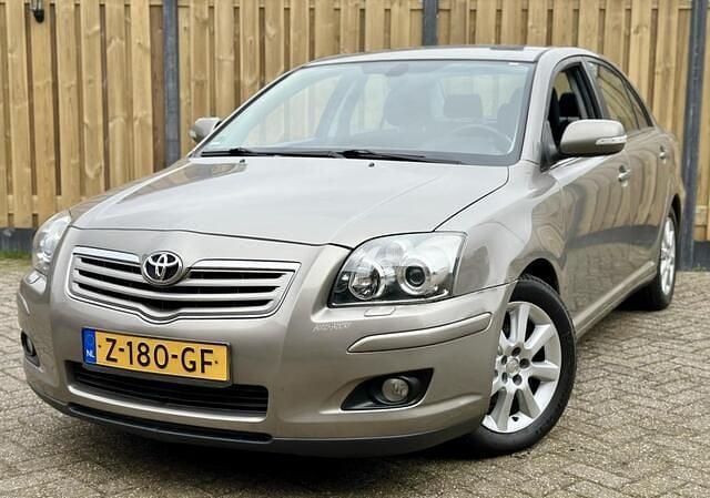 Bruin Occasion 2007 Toyota Avensis Luna Sedan | € 3.950 (Eerlijke prijs) - Afbeelding 1/4