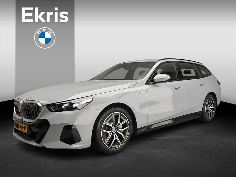 Grijs Gebruikt 2025 BMW i5 Shadowline Stationwagen | € 59.900 (Super prijs) - Afbeelding 1/4