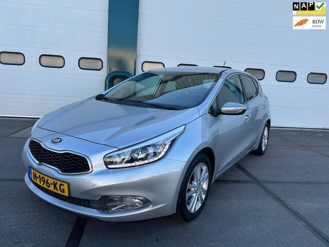 Grijs, metallic lak Gebruikt 2015 Kia Ceed Hatchback | € 7.925 (Iets duurder) - Afbeelding 1/4