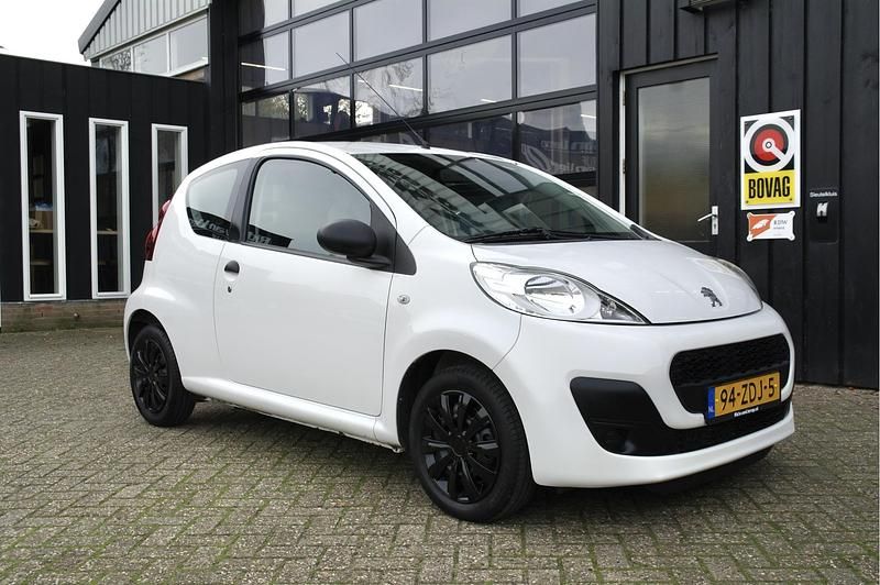 Wit Gebruikt 2012 Peugeot 107 Access Hatchback | € 4.589 (Eerlijke prijs) - Afbeelding 1/4
