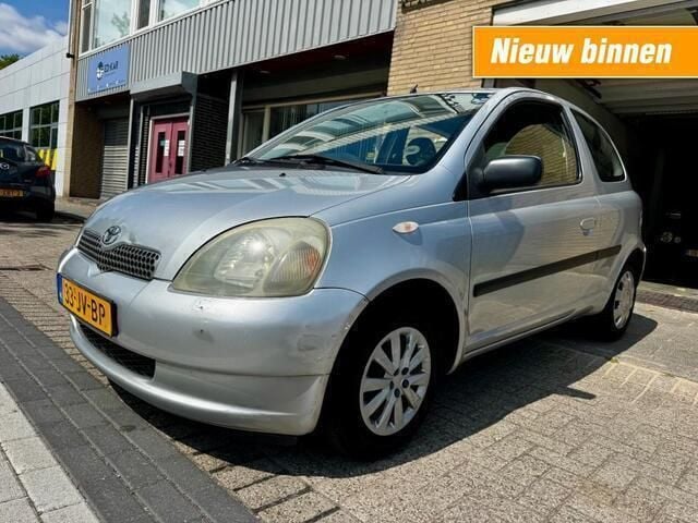 Grijs, metallic lak Gebruikt 2002 Toyota Yaris Luna Hatchback | € 1.195 (Goede deal) - Afbeelding 1/4