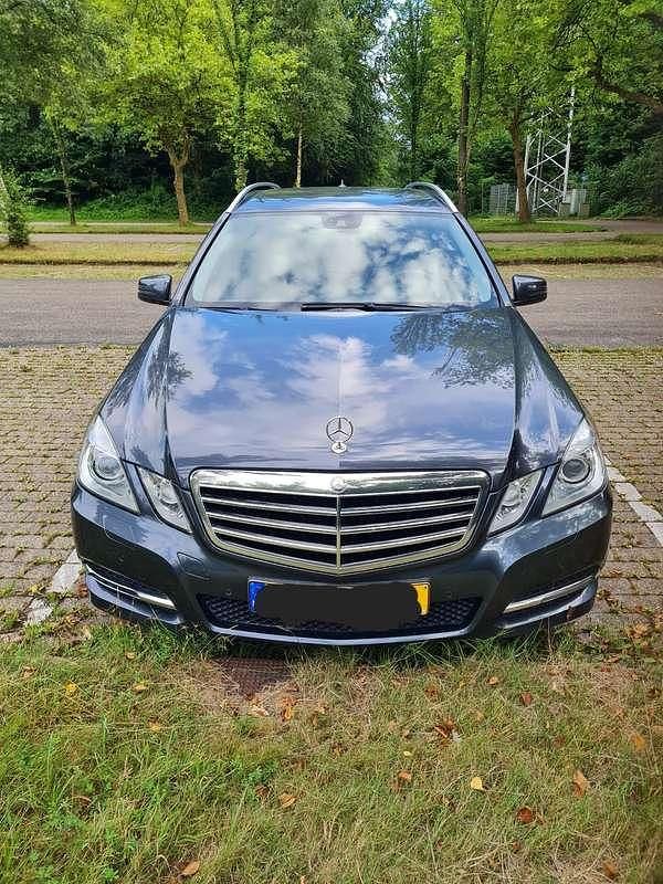 Grijs Occasion 2013 Mercedes E200 Edition Stationwagen | € 12.500 (Eerlijke prijs) - Afbeelding 1/4