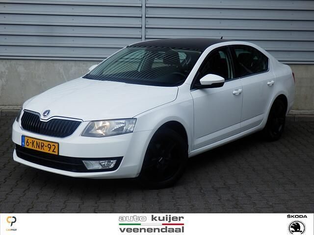 Wit Occasion 2013 Skoda Octavia Elegance Hatchback | € 6.450 (Eerlijke prijs) - Afbeelding 1/4