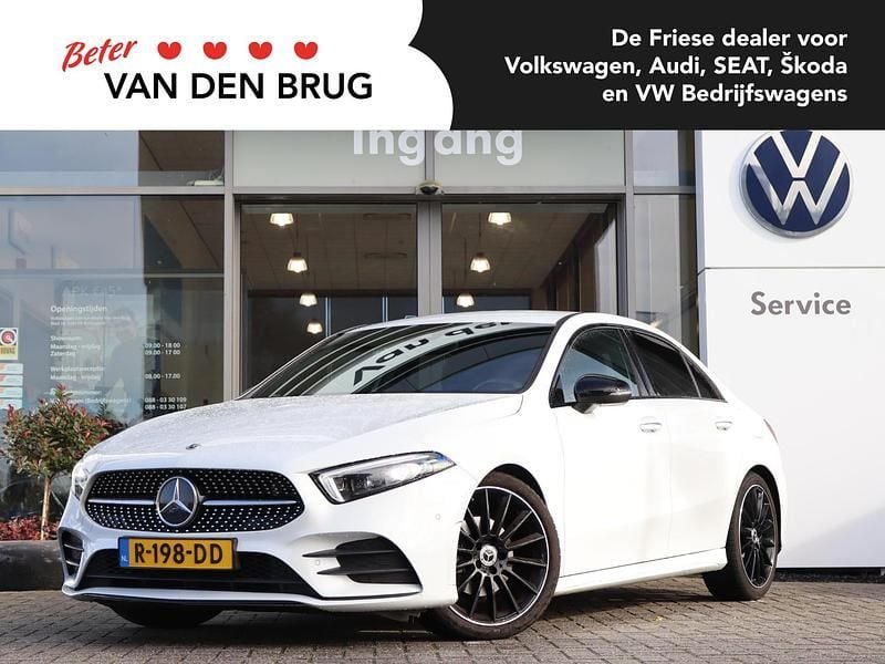 Wit Gebruikt 2022 Mercedes A180 AMG line Sedan | € 30.945 (Eerlijke prijs) - Afbeelding 1/4