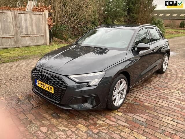 Grijs Occasion 2022 Audi A3 Sportback Advanced Hatchback | € 23.750 (Eerlijke prijs) - Afbeelding 1/4