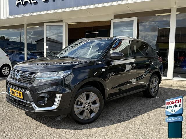 Zwart, metallic lak Gebruikt 2021 Suzuki Vitara SUV | € 25.495 (Iets duurder) - Afbeelding 1/3