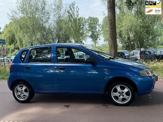 Blauw, metallic lak Gebruikt 2003 Chevrolet Kalos Hatchback | € 499 (Goede deal) - Afbeelding 1/4