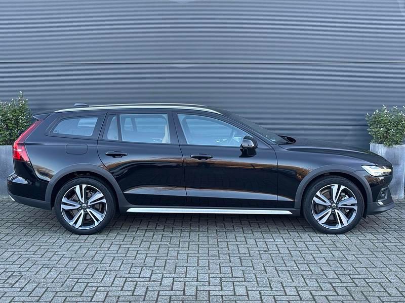 Occasion Volvo V60 CC Pro 2021 Zwart Stationwagen