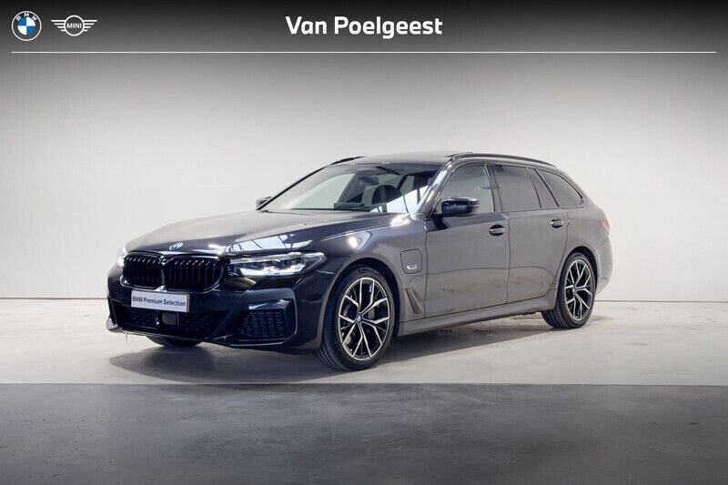 Grijs, metallic lak Gebruikt 2023 BMW 530e M Sport Stationwagen | € 49.895 (Iets duurder) - Afbeelding 1/4